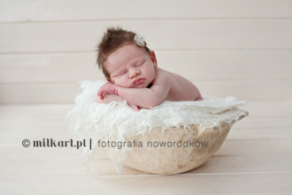 fotografia-noworodkowa-sesja-niemowlaka-zdjecia-niemowlat-sesja-zdjeciowa-niemowlaka-z-rodzicami-sesje-noworodkowe-fotografia-dziecieca-studio-fotograficzne-poznan