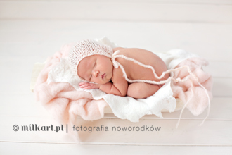 sesja-zdjeciowa-noworodka-fotografia-niemowleca-poznan-fotogar-dzieciecy-joanna-MILKart-sesje-zdjeciowe-noworodkow-zdejcia-noworodka-sesja-niemowlaka
