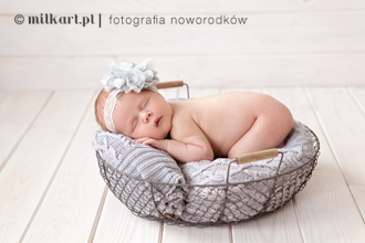 fotografia-niemowleca-sesja-zdjeciowa-noworodka-zdjecia-nowordkow-sesja-dziecka-fotografia-niemowlaka-z-rodzicami-fotograf-poznan-joanna-jaskiewicz-MILKart-zdjecia-niemowlece
