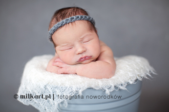 sesja-fotograficzna-noworodka-sesja-niemowleca-fotografia-noworodkowa-fotograf-dzieciecy-poznan-joanna-MILKart-zdjecia-noworodkowe-noworodka-sesje-zdejciowe-niemowlat